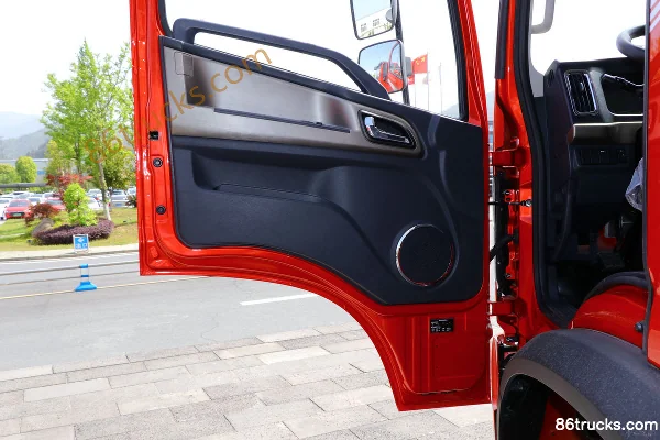 Dongfeng T3 Composite Edition 240 hp 6X2(8 wheels) 7.2m semi-sleeper stake cargo truck (Beijing VI) Cab (2) | 86Trucks