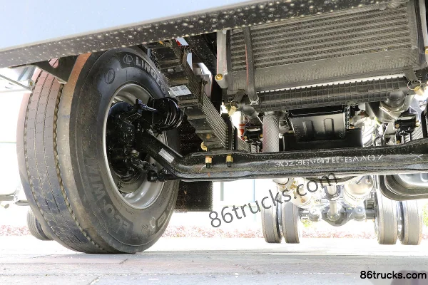 Dongfeng T3 Composite Edition 200 hp 4X2(6 wheels) 6.85m Semi-Sleeper Flatbed Truck Chassis (2) | 86Trucks