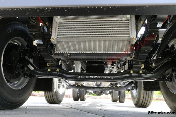 Dongfeng T3 Composite Edition 240 hp 6X2(8 wheels) 7.2m semi-sleeper stake cargo truck (Beijing VI) Chassis (1) | 86Trucks