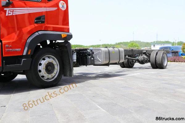 Dongfeng T5 Light & Fast Edition 240hp 4X2(6 wheels) 6.75m Half-Cab Flatbed Cargo Truck Chassis (1) | 86Trucks