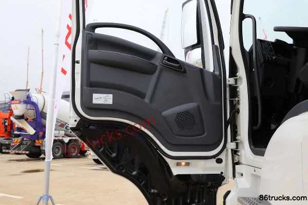 Qingling Isuzu Giga 520hp 8X4(12 wheels) Special Operation Chassis (China VI) Cab (3) | 86Trucks
