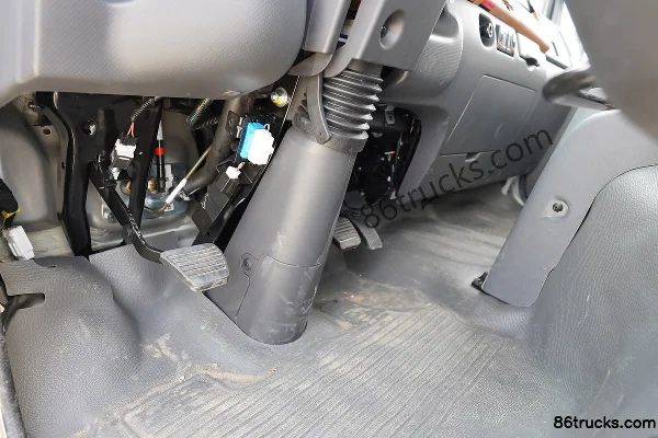 JAC Junling A8 150hp 4X2(6 wheels) 4.15m Single Row Van Light Truck (6-speed) Cab (3) | 86Trucks