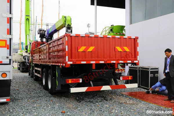 Foton Auman ETX 360 ch 8X4(12 roues) camion porteur avec grue auxiliaire (China VI) (marque Leisa) Extérieur (2) | 86Trucks