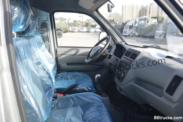 Foton Xiangling V1 122 hp 4X2(6 wheels) 3.05m refrigerated truck (Xinfei brand) Cab (3) | 86Trucks