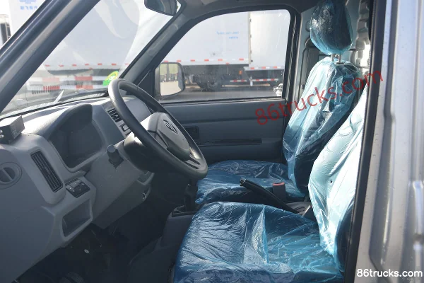 Foton Xiangling V1 122 hp 4X2(6 wheels) 3.05m refrigerated truck (Xinfei brand) Cab (2) | 86Trucks