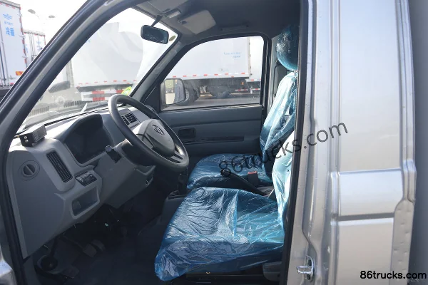 Foton Xiangling V1 122 hp 4X2(6 wheels) 3.05m refrigerated truck (Xinfei brand) Cab (1) | 86Trucks