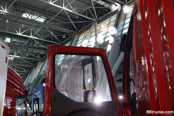 Dongfeng Liuqi Chenglong H5 medium truck 4X2(6 wheels) 190hp hybrid van cargo truck (China VI) Cab (2) | 86Trucks