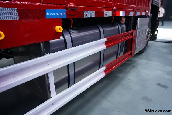 Dongfeng Liuqi Chenglong H5 Custom Edition 270 hp 4X2(6 wheels) Stake Truck Chassis (3) | 86Trucks