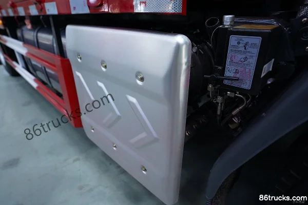 Dongfeng Liuqi Chenglong H5 Custom Edition 270 hp 4X2(6 wheels) Stake Truck Chassis (2) | 86Trucks