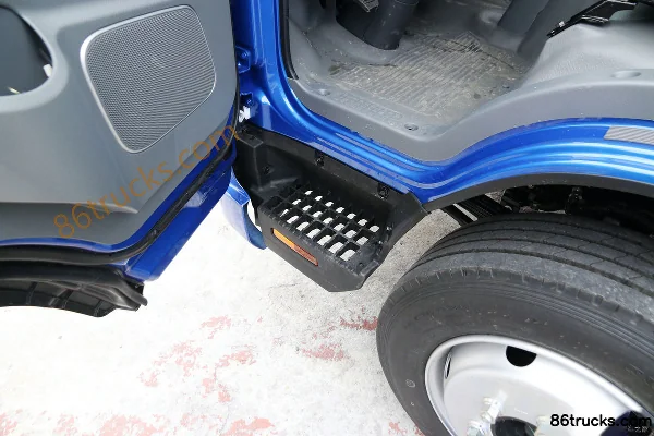 JAC Shuailing Q7 Comfort Edition 170 hp 4X2(6 wheels) 5.175m single-row stake truck (China VI) Cab (3) | 86Trucks
