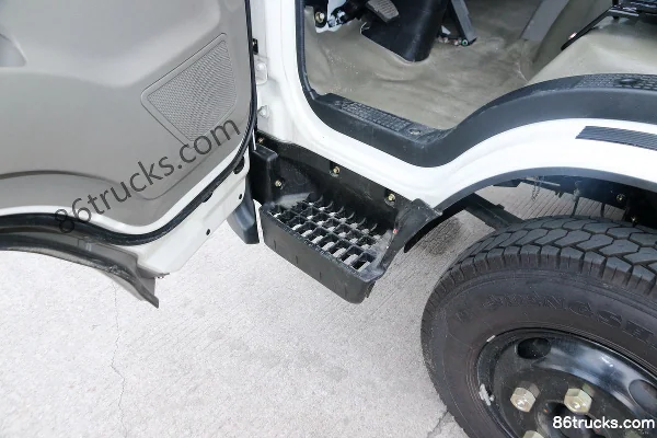 JMC Kaiyun Strong Edition 116hp 4X2(6 wheels) 3.97m single-row refrigerated truck Cab (2) | 86Trucks