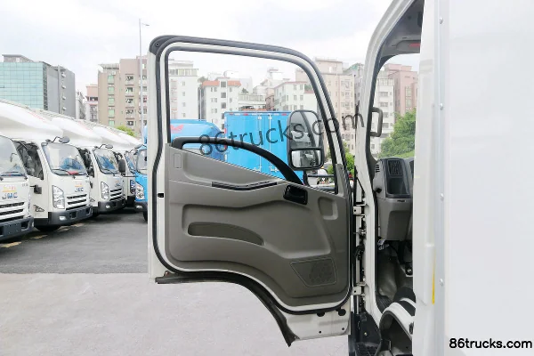 JMC Kaiyun Strong Edition 116hp 4X2(6 wheels) 3.97m single-row refrigerated truck Cab (1) | 86Trucks