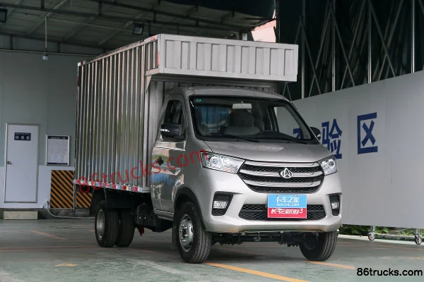 Changan Kuayue Xinbao T5 1.6L Gasoline 122 hp 4X2(6 wheels) Dongan 5-Speed 3.3m Single Row Stake Truck Exterior