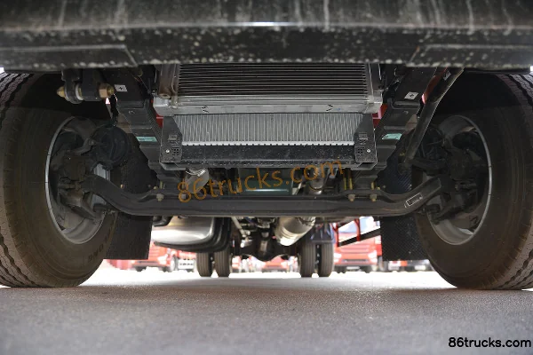 FAW Jiefang J6L Medium Truck Classic Edition 240 hp 4X2(6 wheels) 6.8m Van Cargo Truck Chassis (1) | 86Trucks
