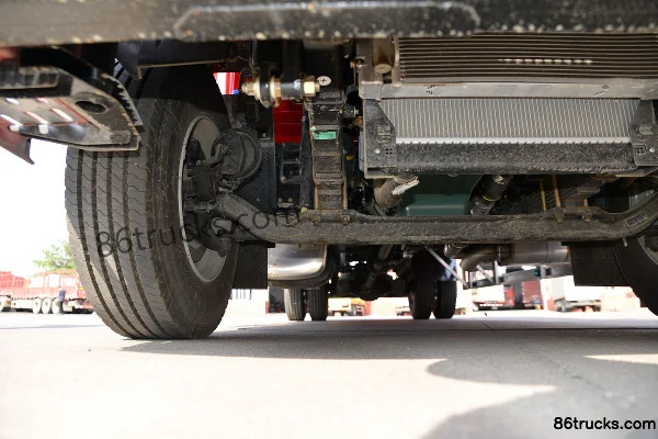 FAW Jiefang J6L medium truck Jingying Edition 240 hp 4X2(6 wheels) 6.75m stake truck Chassis (2) | 86Trucks