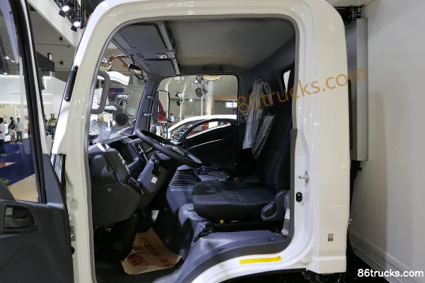 Qingling Isuzu M100 120hp 4X2(6 wheels) 4.015m Refrigerated Truck (China VI) Cab (3) | 86Trucks
