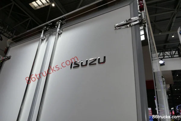 Qingling Isuzu M100 120hp 4X2(6 wheels) 4.015m Refrigerated Truck (China VI) Body (3) | 86Trucks