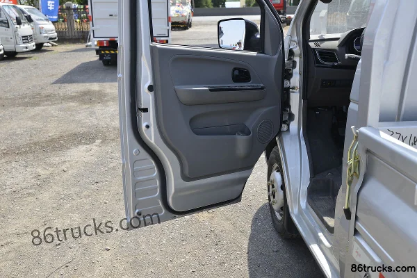 Kama Ruijie 1.6L 122hp 4X2(6 wheels) 3.7m Single Row Stake Micro Truck (China VI) Cab (2) | 86Trucks