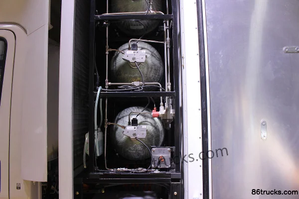 Qingling Isuzu M600 4X2(6 wheels) 4.5m hydrogen fuel cell van light truck 47.69kWh Body (1) | 86Trucks