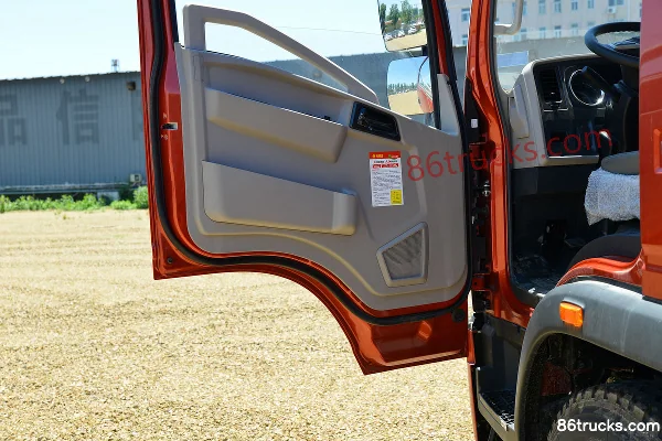 Sinotruk HOWO Tongshuai 190hp 4X2(6 wheels) 5.2m half-row flatbed cargo truck Cab (2) | 86Trucks