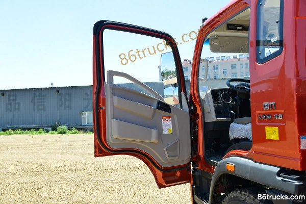 Sinotruk HOWO Tongshuai 190hp 4X2(6 wheels) 5.2m half-row flatbed cargo truck Cab (1) | 86Trucks