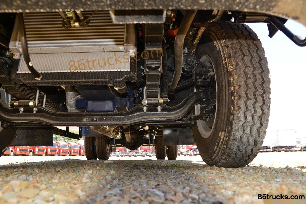Sinotruk HOWO Tongshuai 190hp 4X2(6 wheels) 5.2m half-row flatbed cargo truck Chassis (3) | 86Trucks
