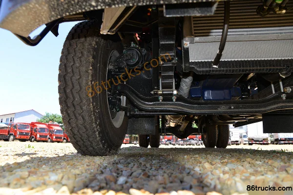 Sinotruk HOWO Tongshuai 190hp 4X2(6 wheels) 5.2m half-row flatbed cargo truck Chassis (2) | 86Trucks
