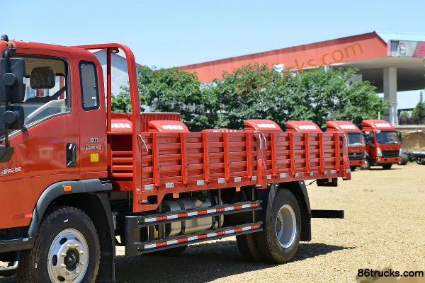 Sinotruk HOWO Tongshuai 190hp 4X2(6 wheels) 5.2m half-row flatbed cargo truck Body (1) | 86Trucks