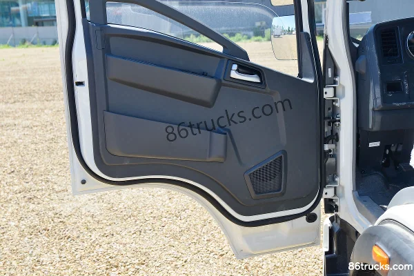 Sinotruk HOWO Tongshuai 130 hp 4X2(6 wheels) 3.85 m crew cab flatbed light truck (2) | 86Trucks