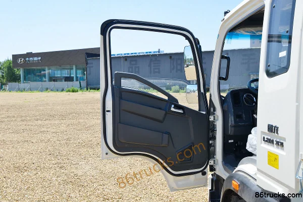 Sinotruk HOWO Tongshuai 130 hp 4X2(6 wheels) 3.85 m crew cab flatbed light truck (1) | 86Trucks