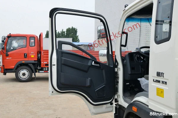 Sinotruk HOWO Hanjiang 130hp 4X2(6 wheels) 3.85m Semi-row Flatbed Light Truck (Fast Gear 8-speed) Cab (1) | 86Trucks