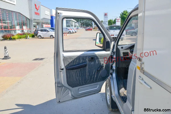 Wuling Rongguang Mini Truck 1.5L 107 hp 4X2(6 wheels) gasoline 2.285m single-row wing-opening box mini truck Cab (1) | 86Trucks