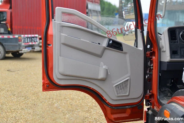 Sinotruk HOWO Tongshuai 130 hp 4X2(6 wheels) 4.15m single-row flatbed light truck (WLY 6-speed) Cab (2) | 86Trucks