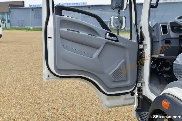 Sinotruk HOWO Tongshuai 110 hp 4X2(6 wheels) 3.65m half-row panel light truck Cab (2) | 86Trucks