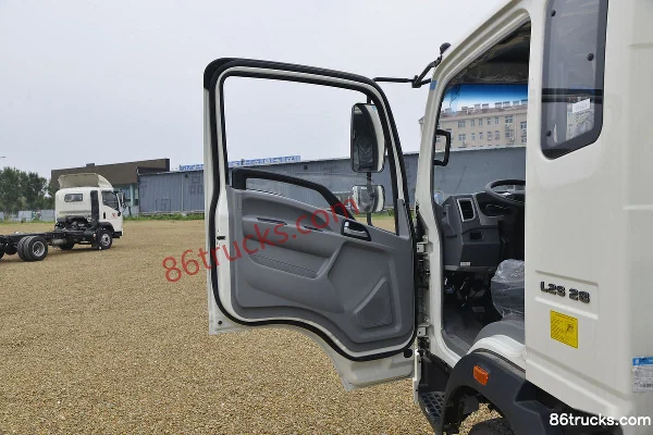 Sinotruk HOWO Tongshuai 110 hp 4X2(6 wheels) 3.65m half-row panel light truck Cab (1) | 86Trucks