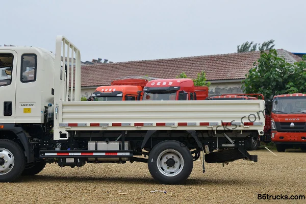 Sinotruk HOWO Tongshuai 110 hp 4X2(6 wheels) 3.65m half-row panel light truck Body (2) | 86Trucks
