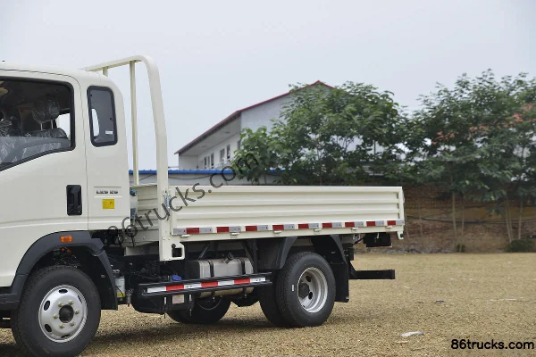 Sinotruk HOWO Tongshuai 110 hp 4X2(6 wheels) 3.65m half-row panel light truck Body (1) | 86Trucks