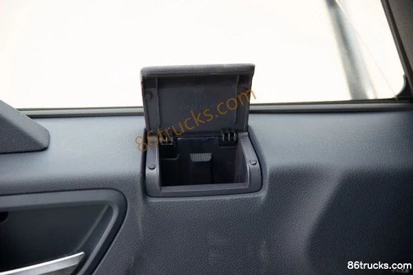 Jiangxi Isuzu Yifang EC5 Standard Edition 116 hp 4X2(6 wheels) 4.2m single-row van truck (China VI) Cab (3) | 86Trucks