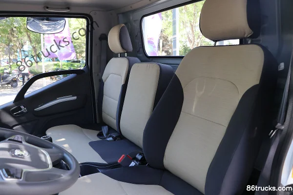 Foton Auman New Jieyun Youth Edition High Power Version 132hp 4X2(6 wheels) 4.14m single-row van light truck (China VI) Cab (3) | 86Trucks