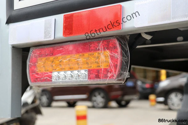 Sinotruk HOWO Xiaojiang 127 hp 4X2(6 wheels) 3.6m Single Row Van Truck Body (2) | 86Trucks