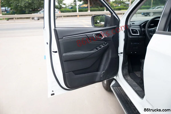 Jiangxi Isuzu D-MAX 2018 X-POWER Edition 3.0T Diesel 4WD Manual Double Cab Pickup Chassis (2) | 86Trucks