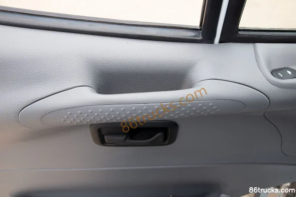 JMC Teshun 2021 116hp 3-seat 2.8T diesel mid-roof panel van (China VI) Cab (3) | 86Trucks