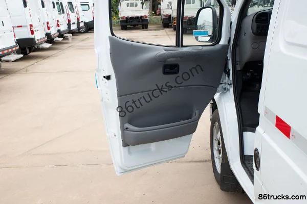 JMC Teshun 2021 116hp 3-seat 2.8T diesel mid-roof panel van (China VI) Cab (2) | 86Trucks