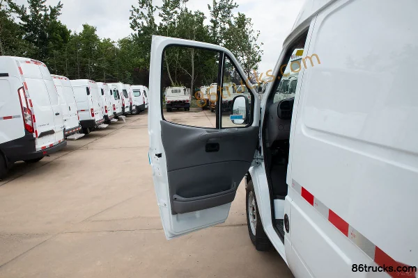 JMC Teshun 2021 116hp 3-seat 2.8T diesel mid-roof panel van (China VI) Cab (1) | 86Trucks