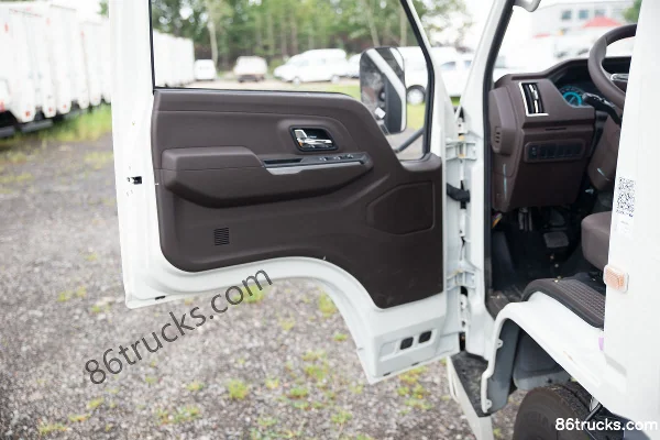 JMC New Shunda Wide Body Special Edition 129hp 4X2(6 wheels) 4.07m single-row box light truck (China VI) Cab (2) | 86Trucks