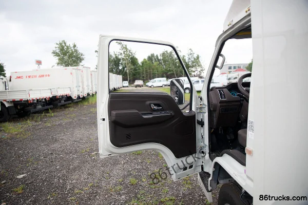 JMC New Shunda Wide Body Special Edition 129hp 4X2(6 wheels) 4.07m single-row box light truck (China VI) Cab (1) | 86Trucks