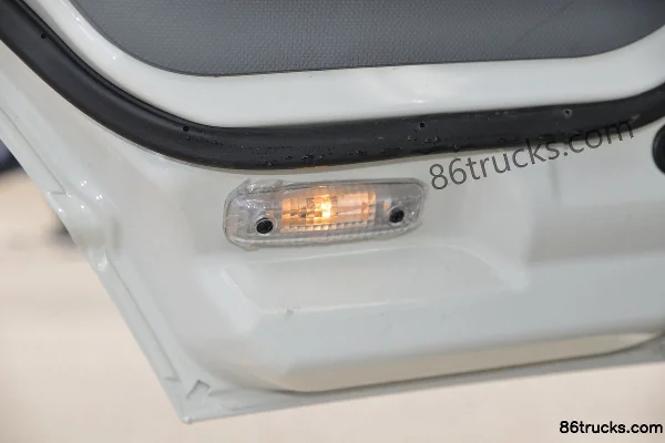 JAC Junling V8 Green King 154hp 4X2(6 wheels) 3.82m Semi-row Van Light Truck Cab (3) | 86Trucks