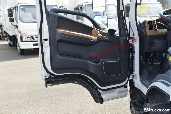 JAC Junling A8 160 hp 4X2(6 wheels) 4.015m Refrigerated Truck (China VI) Cab (2) | 86Trucks
