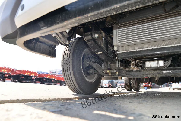 Foton Times Linghang G5 2.7L LNG 190 ch 4X2(6 roues) WLY6 vitesses 3,83 m cabine demi plateau léger Châssis (2) | 86Trucks