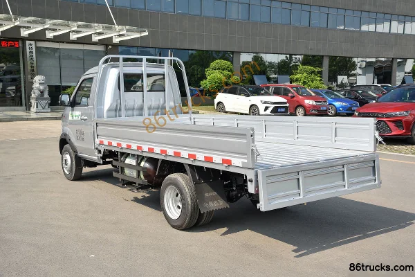 Huachen Xinyuan T50S version standard 112 ch 4X2(6 roues) CNG plateau ridelles monoplace 3,6 m micro camion China VI (bouteille de gaz 200 L